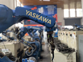 出售二手焊接机器人，六节焊接机器人，YASKAWA焊接机器人