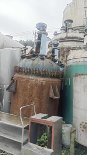 Two 2-cubic-meter enamel reaction kettles are for sale