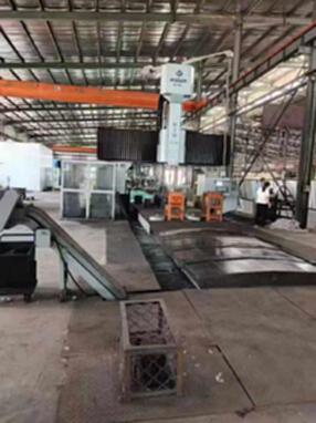 We are selling two fully equipped 6-meter heavy-duty gantry cranes from Haitian 2013. The worktable is 2.5*6 meters