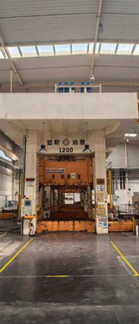 出售二手迪斯1200吨液压机一台，迪斯500吨四台，工作台双侧移，全部带气垫