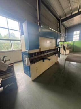 For sale the nearly new Shanghai Yawei 125T/ 3.2-meter bending machine