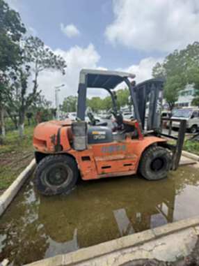 Selling 5-ton Jiangzhun forklifts. Use less