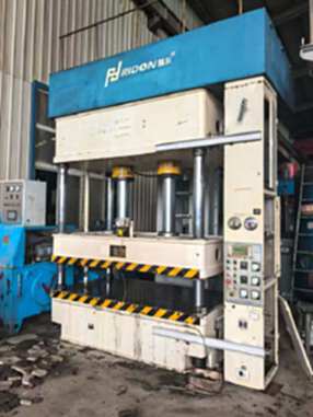 We are selling a 200-ton four-column double-point hydraulic press, model: Y71-2000