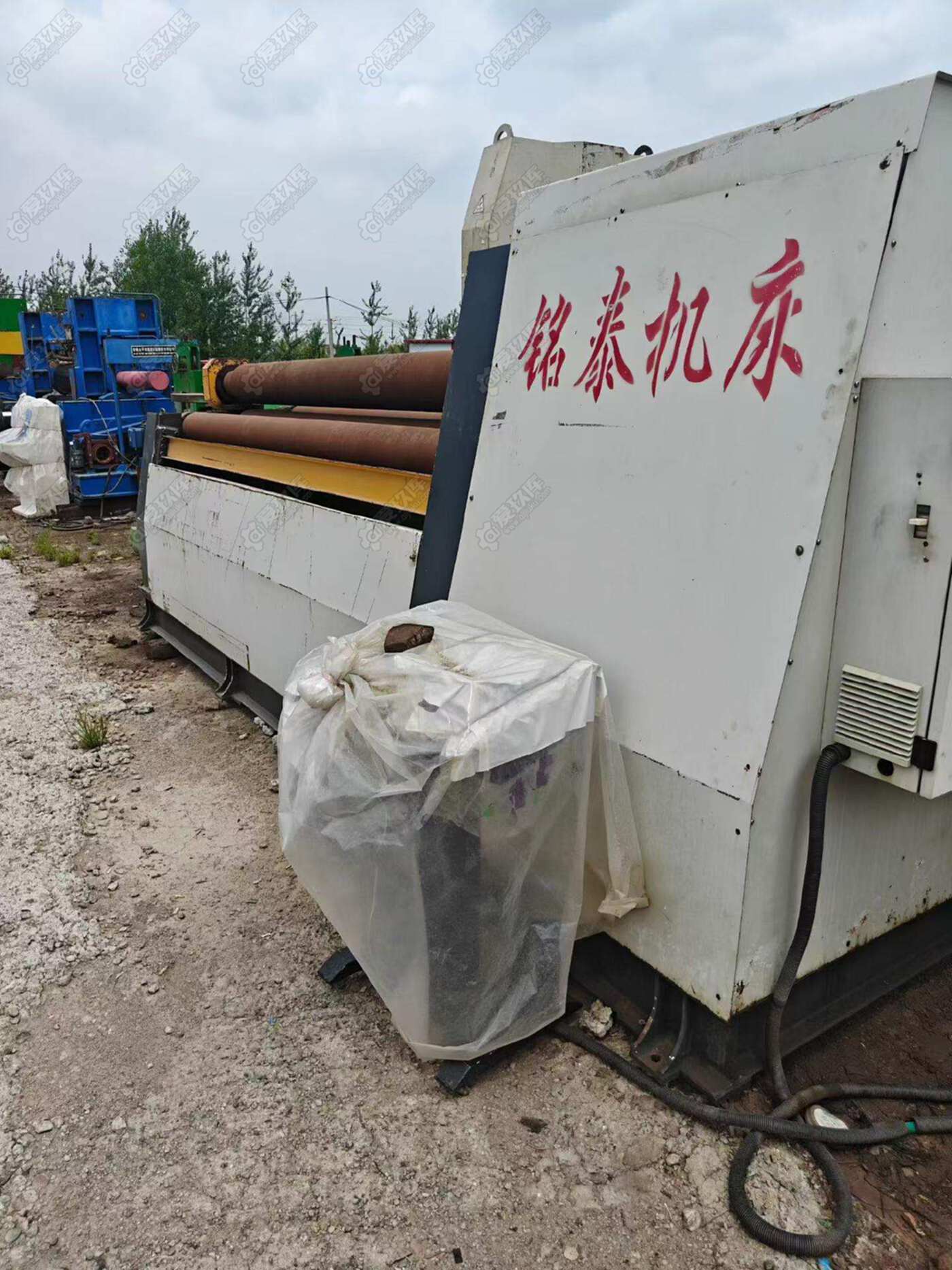 无无 卷板机