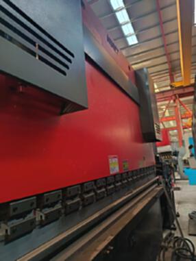 We are selling a 500-ton / 4-meter bending machine from Shanghai Forging