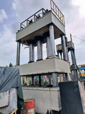 We are selling a 1,500-ton four-column hydraulic press from Hairun, with a table size of 2*3 meters