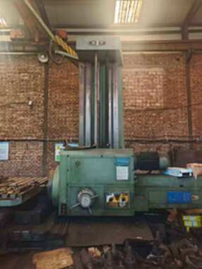 We are selling the Zhongjie 6113-2 boring machine. The spindle is equipped with a Latin shaft and the quality is very good