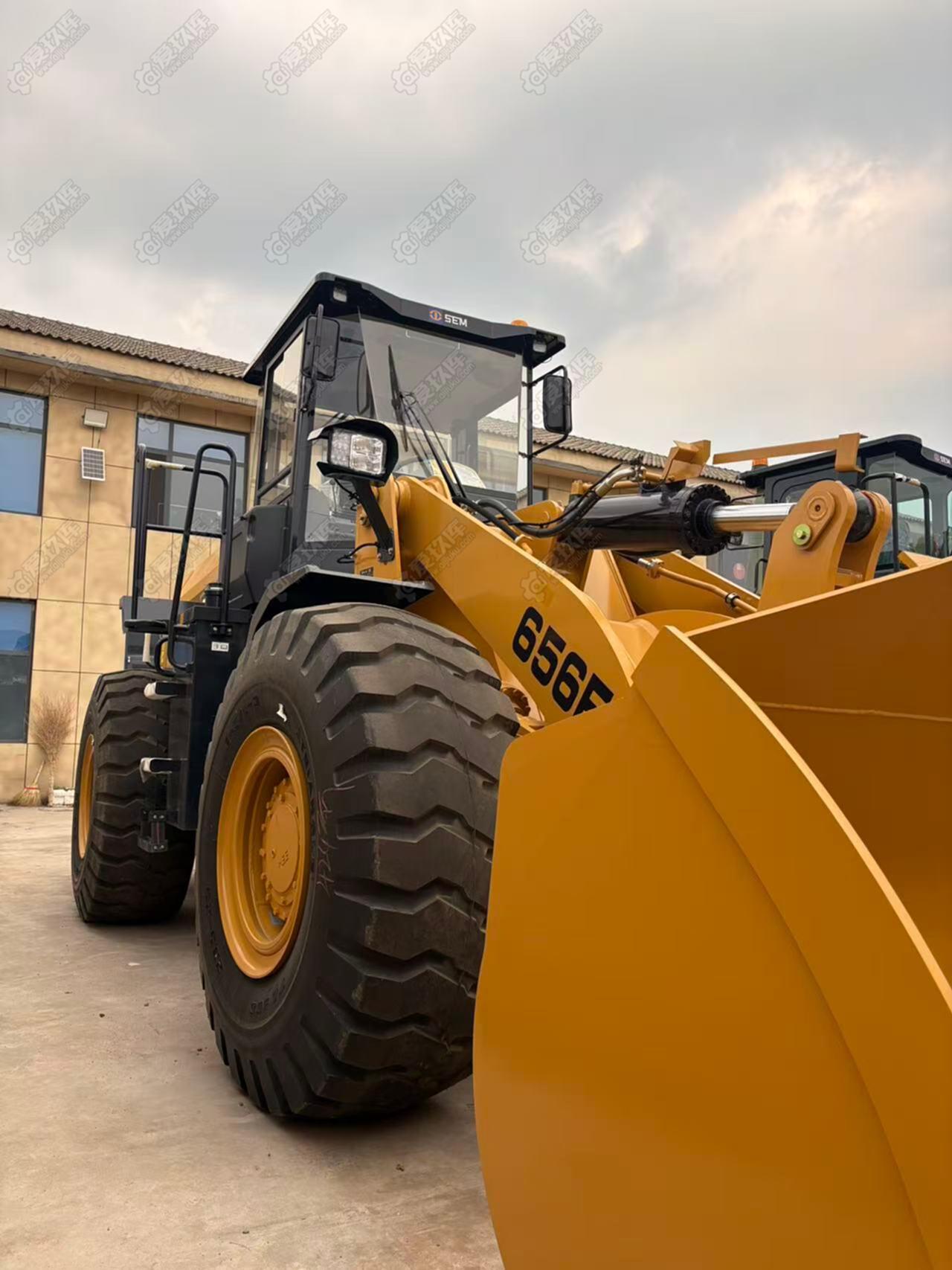 山工660D 装载机