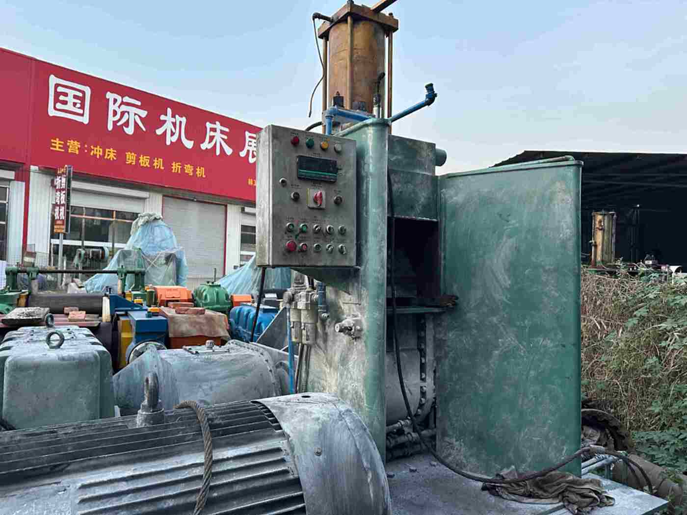 大连第二橡胶机械厂75升密炼机
