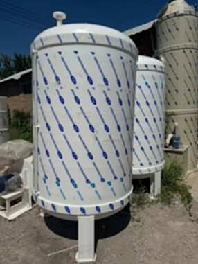 For sale: 2,000-liter storage tanks
